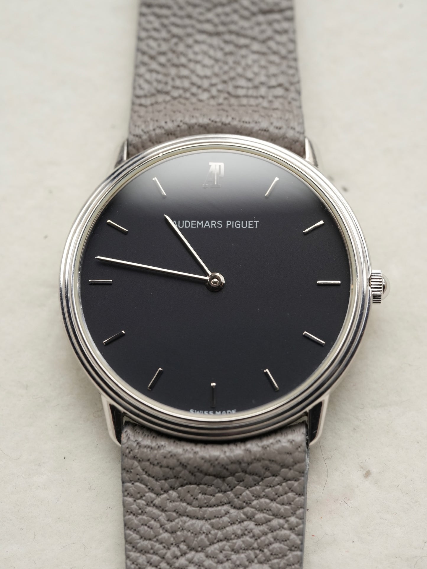 Audemars Piguet Extra Flat round step bezel
